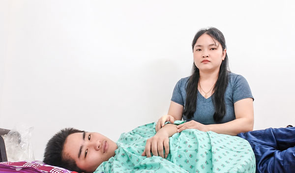 Nhựt Huy đang được mẹ chăm sóc trong bệnh viện.

