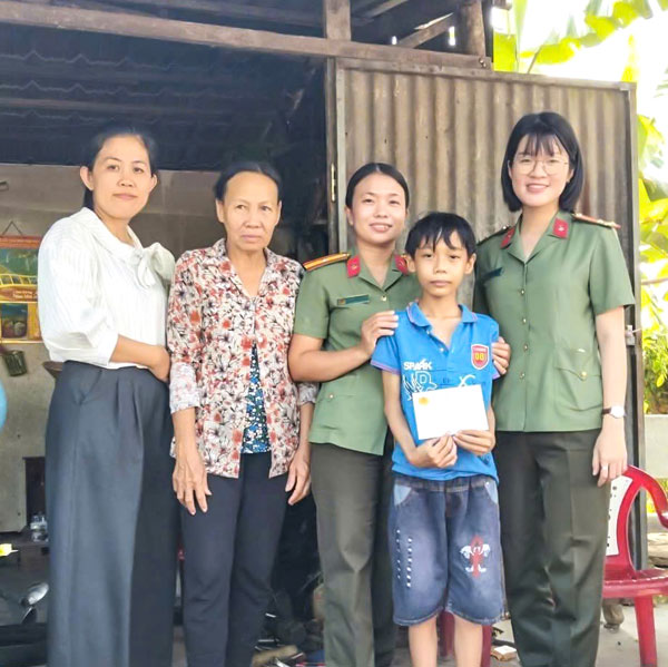 Hội viên phụ nữ công an tích cực hoạt động an sinh xã hội. Ảnh: NGUYỄN THỊNH