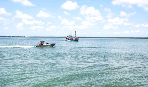 Cán bộ, chiến sĩ Đồn Biên phòng Hàm Luông tăng cường công tác tuần tra, kiểm soát và xử lý nghiêm vi phạm.

