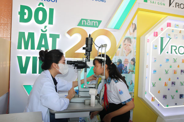 Khám và tầm soát bệnh về mắt miễn phí cho trẻ em tại khu vực Bến Tre cũ.

