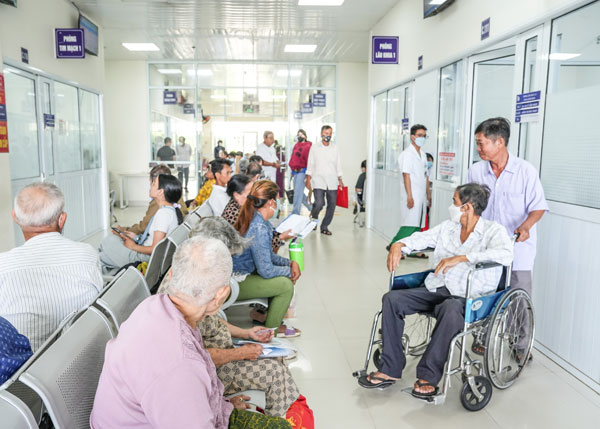 Tấm thẻ BHYT “đủ 5 năm liên tục” chính là điểm tựa an sinh giúp nhiều bệnh nhân an tâm điều trị.

Ảnh: SÔNG TRĂNG

