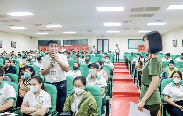 Phòng An ninh kinh tế phối hợp các đơn vị tuyên truyền pháp luật trong công nhân.