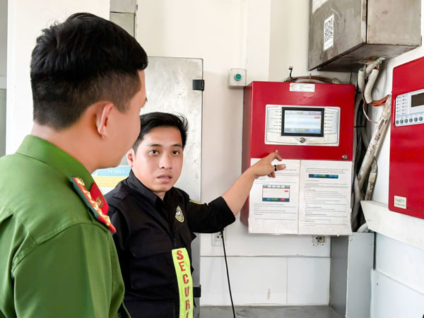 Lực lượng công an kiểm tra an toàn PCCC tại công ty.