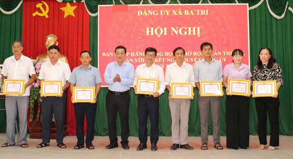 Bí thư Đảng ủy xã Ba Tri Nguyễn Văn Chính trao khen thưởng cho tập thể, cá nhân.

