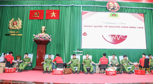 Cán bộ, chiến sĩ tham gia hiến máu.

