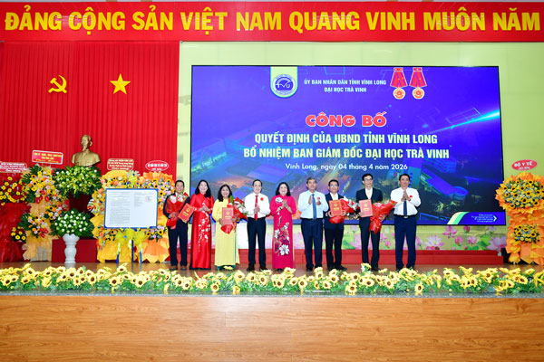 Lãnh đạo tỉnh trao quyết định bổ nhiệm Ban Giám đốc ĐH Trà Vinh.