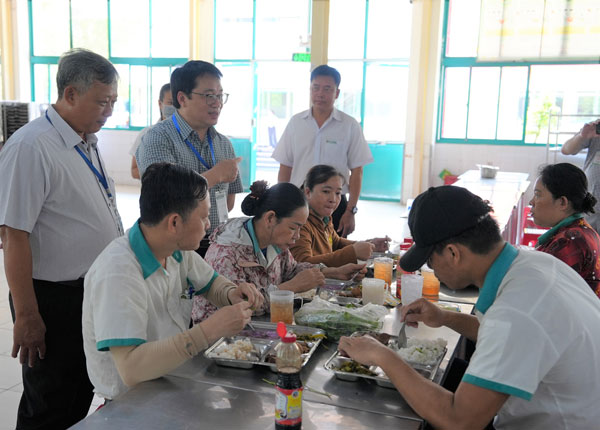 Đoàn kiểm tra số 1 liên ngành Trung ương về an toàn thực phẩm phối hợp với đoàn kiểm tra liên ngành của tỉnh kiểm tra tại bếp ăn tập thể trong KCN Hòa Phú (xã Phú Quới).