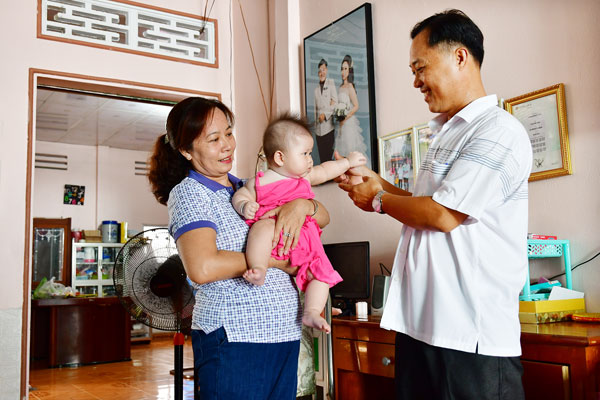 Phút giây thư giãn của vợ chồng ông Trần Thống Nhất cùng cháu ngoại.

