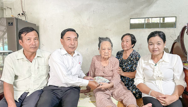 Cụ Nguyễn Thị Xê nhận tiền hỗ trợ từ bạn đọc.

