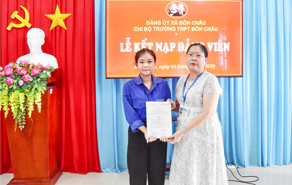 Đảng viên trẻ Nguyễn Thị Trúc Liên (Trường THPT Đôn Châu) nhận quyết định kết nạp. Ảnh: MỸ NHÂN