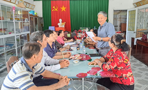 Người cao tuổi sinh hoạt tại CLB Liên thế hệ tự giúp nhau khóm Mỹ Phú (phường Tân Ngãi).

