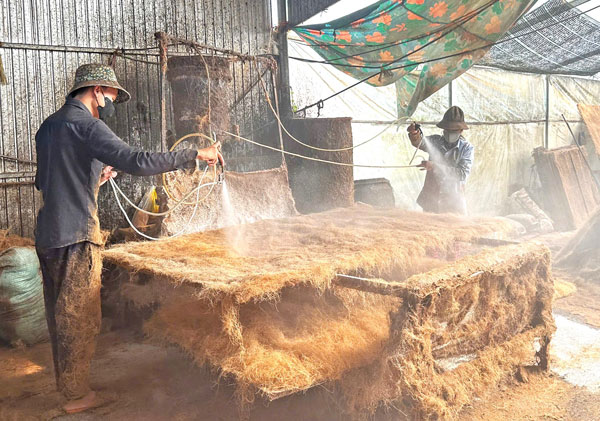 Sản xuất chỉ xơ dừa tại xã Nhuận Phú Tân. Ảnh: CẨM TRÚC

