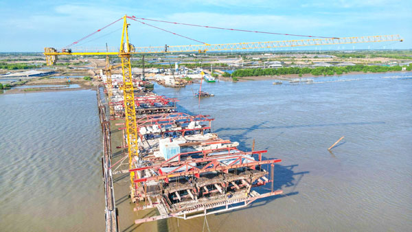 Thi công cầu Ba Lai 8 trên tuyến đường bộ ven biển.