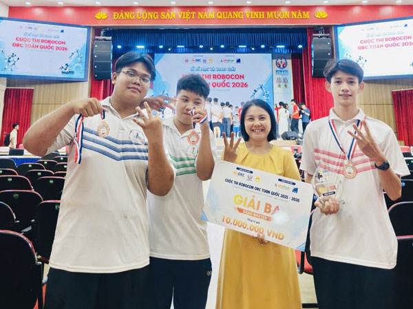 Thành viên đội Robocon “PVT- Bến Tre” và giáo viên hướng dẫn tại vòng chung kết Cuộc thi Robocon năm học 2025-2026.

