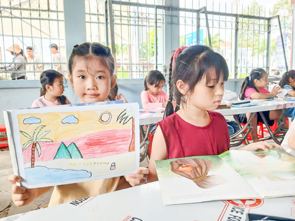 Bé Nhã Phương được khuyến khích đọc sách, vẽ tranh, phát huy năng khiếu từ những lớp học hè.

Ảnh: CAO HUYỀN

