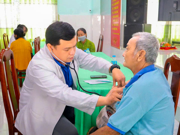 BS. CK1 Lê Hoàng Vinh khám bệnh, tư vấn sức khỏe và phòng ngừa bệnh lý thường gặp cho người cao tuổi xã Tân Quới. Ảnh: S.TRĂNG