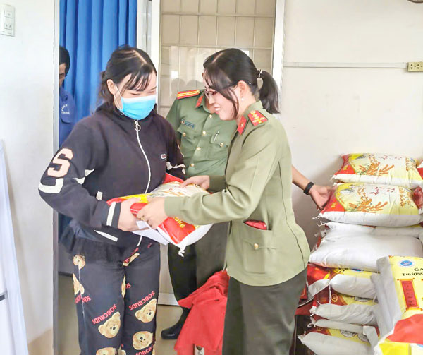 Bên cạnh công tác chuyên môn, Thiếu tá Huỳnh Thị Thùy Trinh luôn tích cực tham gia hoạt động xã hội.

