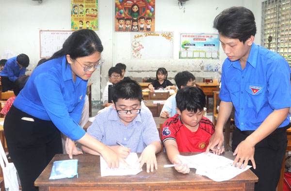 Sinh viên Trường ĐH Xây dựng Miền Tây dạy tiếng Anh miễn phí cho thiếu nhi trong dịp hè.