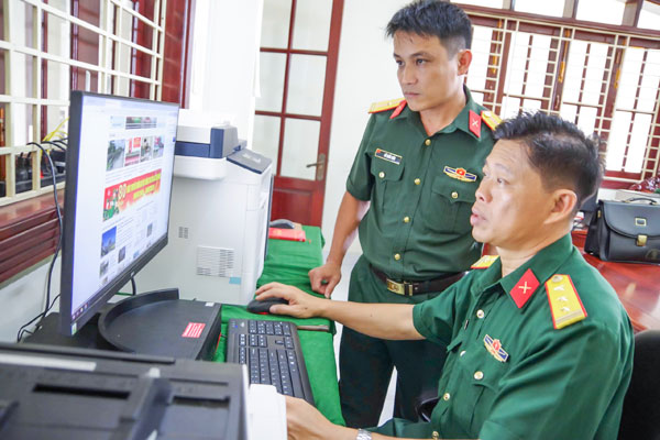 Đoàn công tác của Quân khu 9 kiểm tra chuyển đổi số tại các cơ quan, đơn vị thuộc Bộ Chỉ huy Quân sự tỉnh.
Ảnh: TẤN CƯỜNG