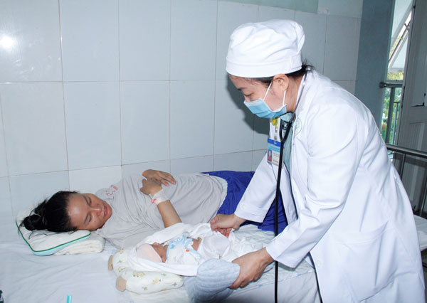 Trẻ sinh ra tại BVĐK Vĩnh Long. Ảnh: S. TRĂNG