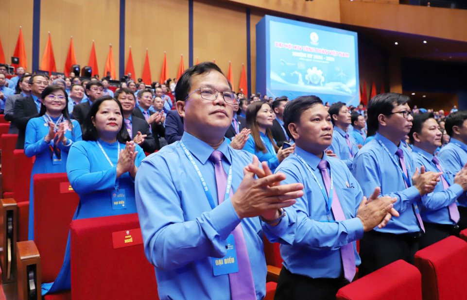 Các đại biểu dự Đại hội chào mừng Tổng Bí thư, Chủ tịch nước Tô Lâm và lãnh đạo Đảng, Nhà nước và nguyên lãnh đạo Đảng, Nhà nước tới dự Đại hội. Ảnh: Tô Thế