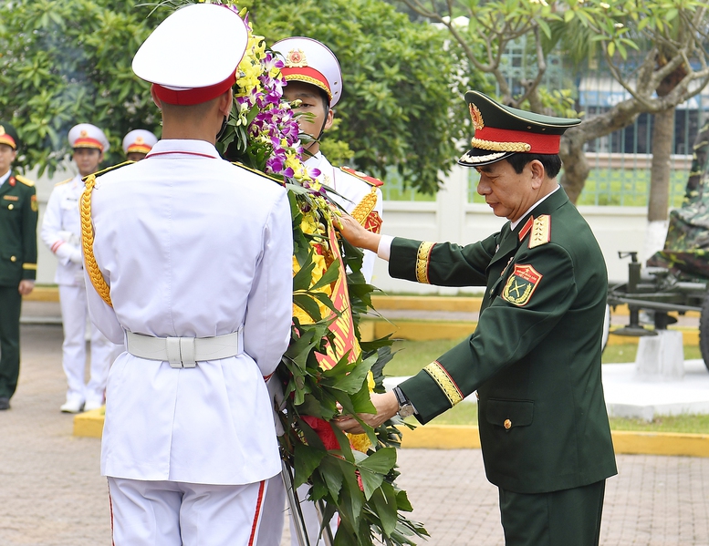 Đại tướng Phan Văn Giang và các đại biểu đã dâng hoa, dâng hương tại Nhà tưởng niệm Chủ tịch Hồ Chí Minh và Văn bia tưởng niệm các Anh hùng liệt sĩ - Ảnh: VGP/Nguyễn Hoàng