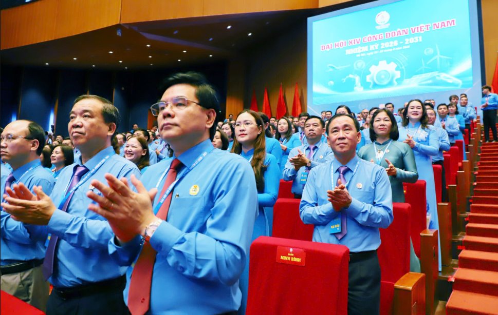 Các đại biểu dự Đại hội chào mừng Tổng Bí thư, Chủ tịch nước Tô Lâm và lãnh đạo Đảng, Nhà nước và nguyên lãnh đạo Đảng, Nhà nước tới dự Đại hội. Ảnh: Tô Thế