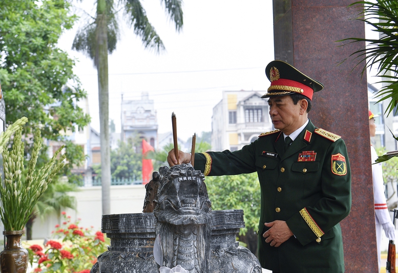 Đại tướng Phan Văn Giang và các đại biểu tưởng niệm Chủ tịch Hồ Chí Minh và các Anh hùng liệt sĩ - Ảnh: VGP/Nguyễn Hoàng