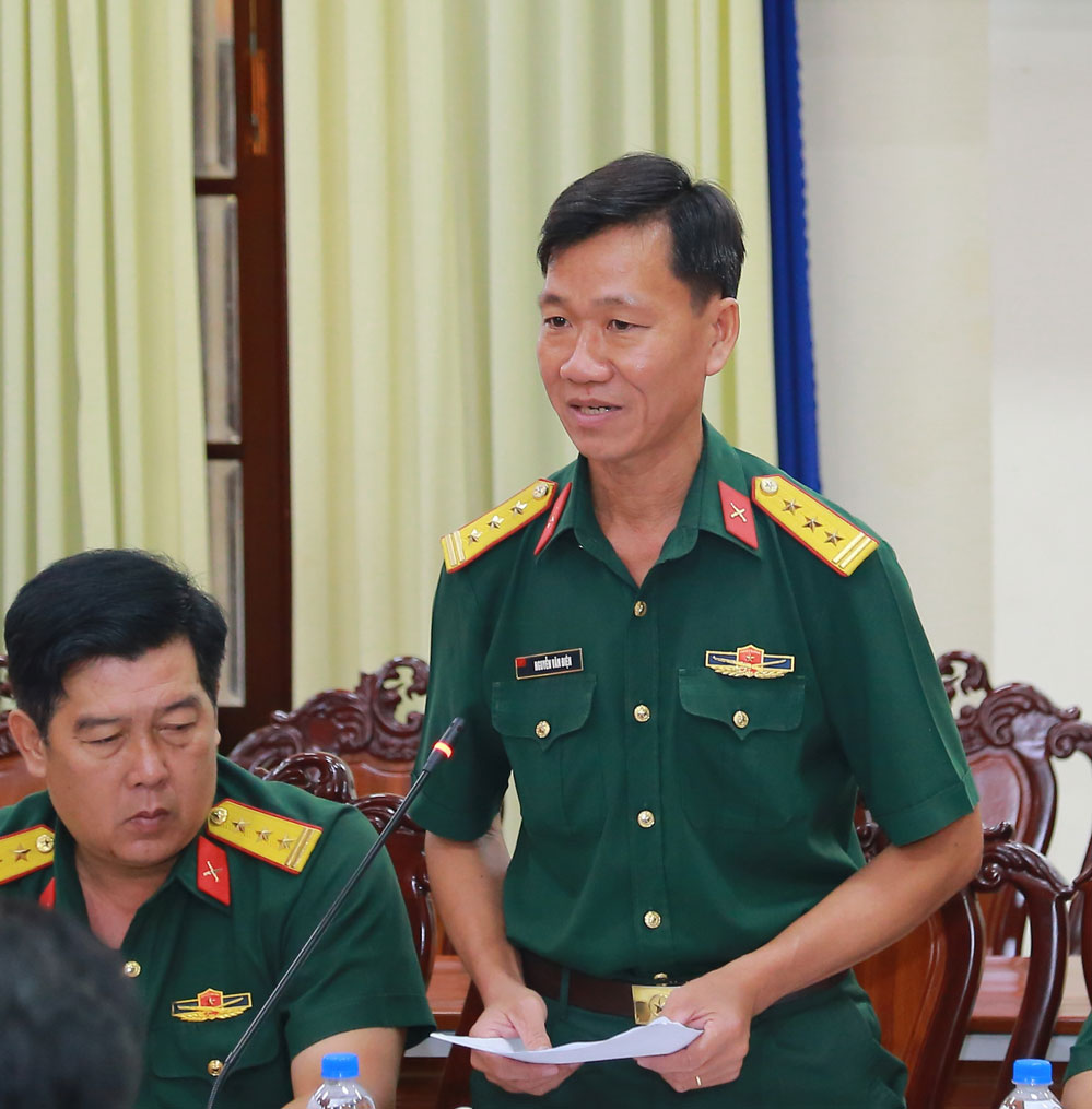 Đại diện các cơ quan, đơn vị thuộc Bộ Chỉ huy Quân sự tỉnh tham gia ý kiến.
