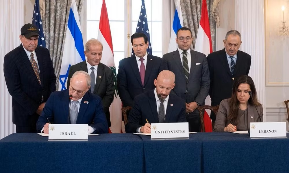 Các đại diện ba bên ký thỏa thuận khung tại Washington.