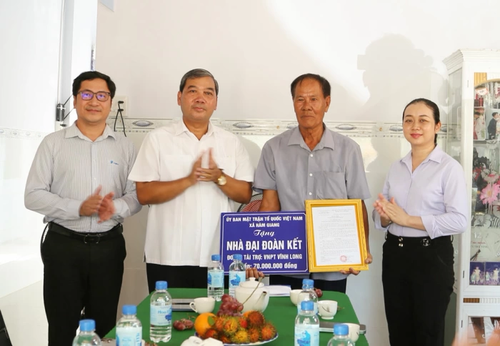 Ủy ban MTTQ Việt Nam tỉnh trao nhà đại đoàn kết tại xã Hàm Giang
