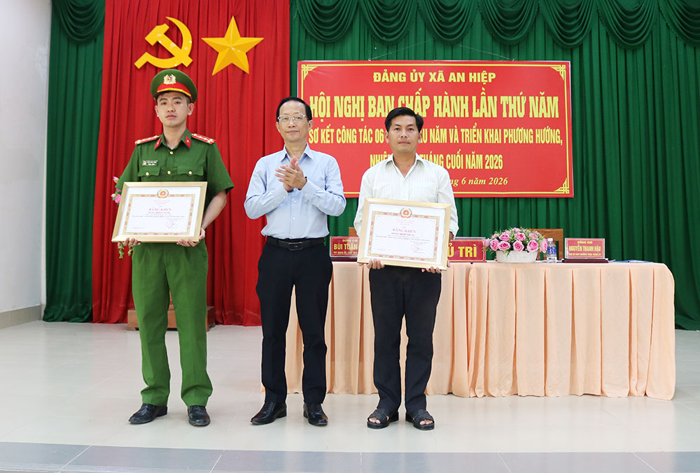Phó Chủ tịch UBND tỉnh Nguyễn Trúc Sơn trao bằng khen của Tỉnh ủy cho đảng viên hoàn thành xuất sắc nhiệm vụ.