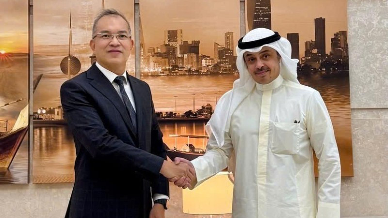 Đại sứ Nguyễn Đức Thắng và ông Nawaf Abdullatif Sulaiman Al-Ahmad, Trợ lý Bộ trưởng Ngoại giao Kuwait phụ trách châu Á. (Ảnh do Đại sứ quán Việt Nam tại Kuwait cung cấp)
