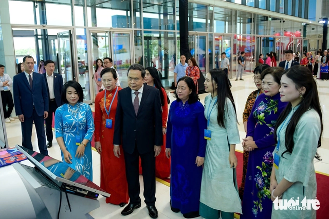 Chủ tịch Quốc hội Trần Thanh Mẫn và các đại biểu tham quan gian trưng bày - Ảnh: NAM TRẦN
