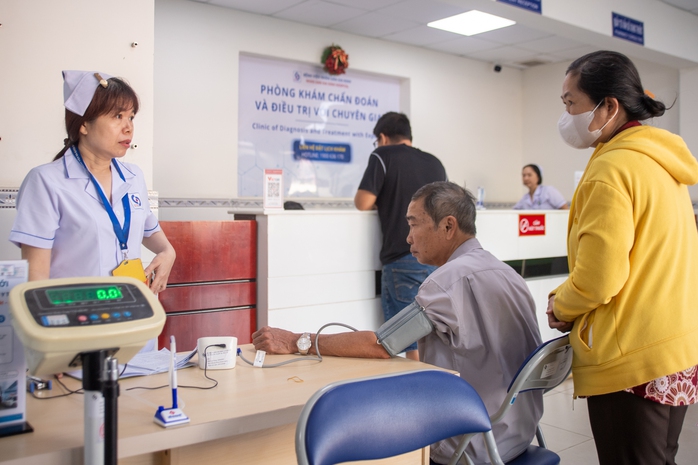 Người dân TPHCM khám chữa bệnh

