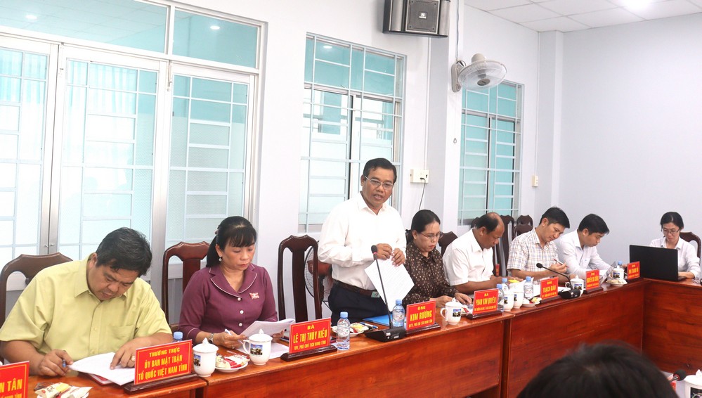 Đoàn giám sát của Thường trực HĐND tỉnh Vĩnh Long làm việc với UBND phường Long Châu.