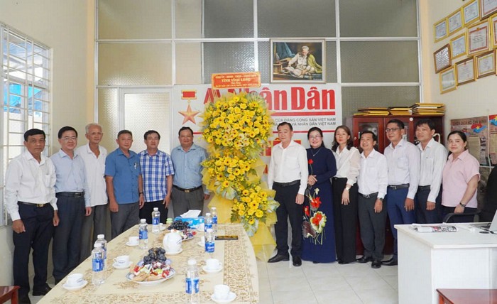 Đồng chí Nguyễn Minh Dũng cùng thành viên đoàn công tác đến thăm, chúc mừng Ngày Báo chí Cách mạng Việt Nam tại Văn phòng Đại diện Báo Nhân Dân tại tỉnh Vĩnh Long (trụ sở tại phường An Hội). ảnh PHAN HÂN