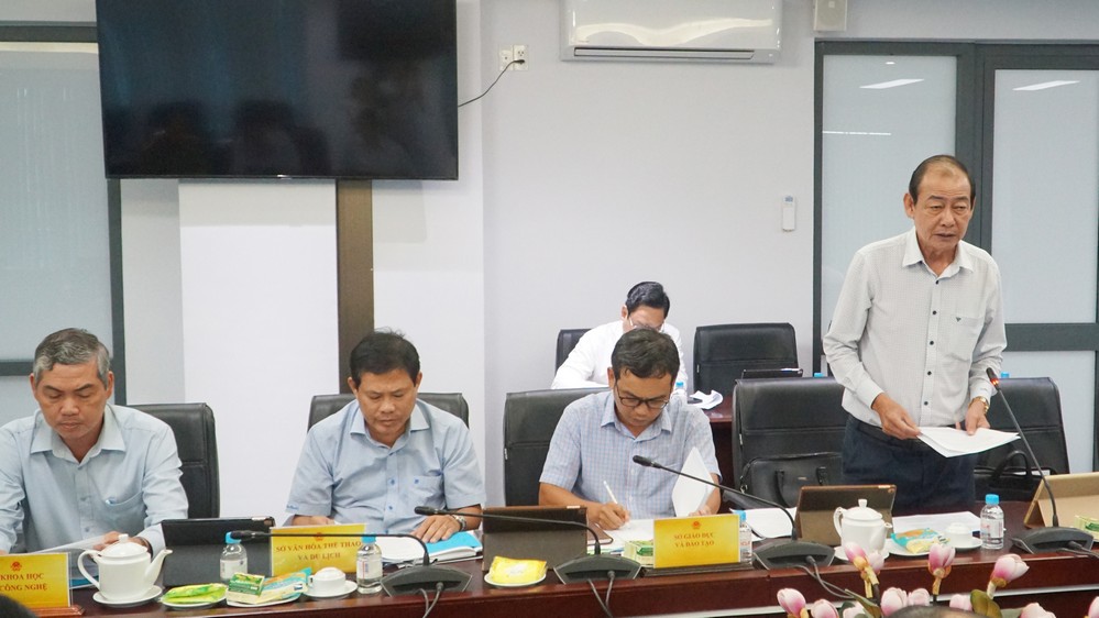 Các đại biểu đóng góp ý kiến tại cuộc họp.