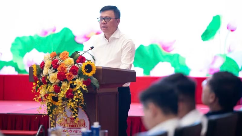 Tổng Biên tập Báo Nhân Dân, Phó Trưởng Ban Tuyên giáo và Dân vận Trung ương, Chủ tịch Hội Nhà báo Việt Nam Lê Quốc Minh phát biểu tại cuộc gặp mặt. (Ảnh: DUY LINH)
