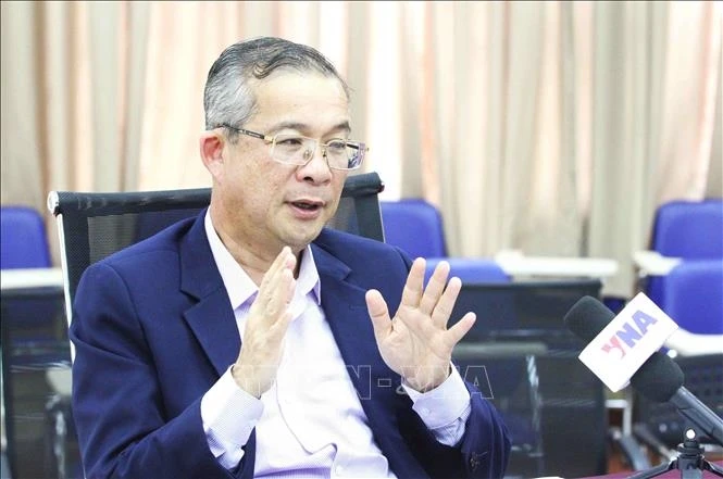 Phó giáo sư, Tiến sĩ Neak Chandarith - Viện trưởng Viện Nghiên cứu Quốc tế và Hành chính công (IISPP), Đại học Hoàng gia Phnom Penh (RUPP) trả lời phỏng vấn TTXVN. Ảnh: TTXVN
