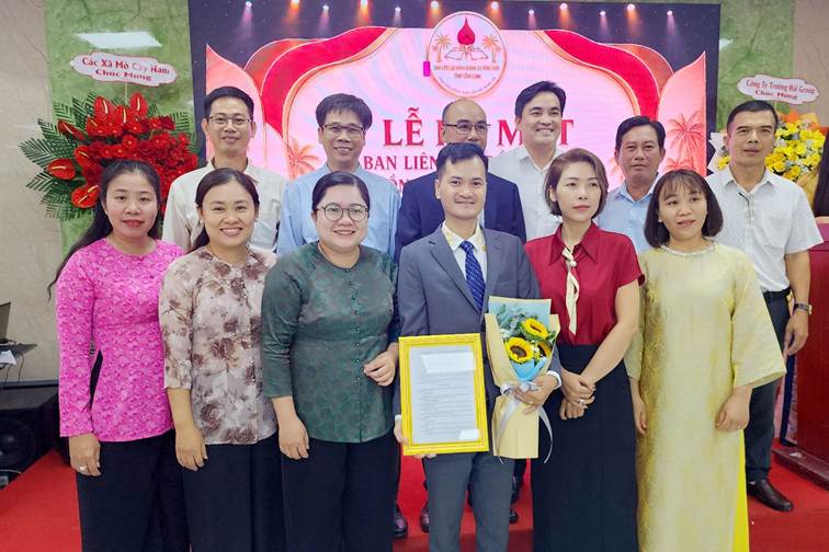 Đại diện Ban liên lạc đồng hương xã Đồng Khởi nhận Quyết định thành lập của UBND xã Đồng Khởi, tỉnh Vĩnh Long. Ảnh: Việt Dũng