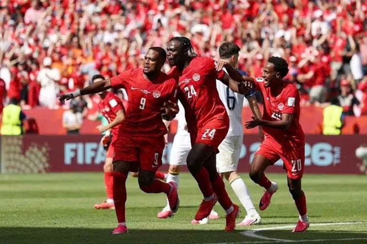 
Larin (số 9) mang về điểm số đầu tiên cho Canada trong lịch sử dự World Cup.