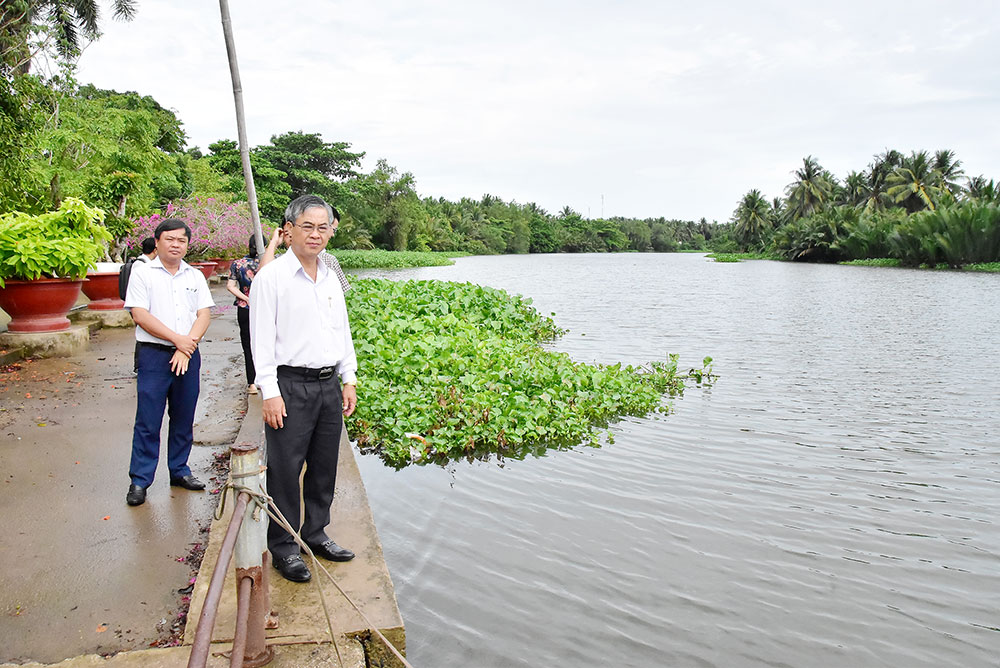 Phó Chủ tịch UBND tỉnh- Châu Văn Hòa khảo sát tình hình sạt lở khu vực bờ kè bảo vệ phần đất còn lại của chùa.