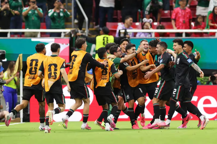 Các cầu thủ và ban huấn luyện Mexico ăn mừng bàn thắng mở tỉ số 1-0 - Ảnh: AP