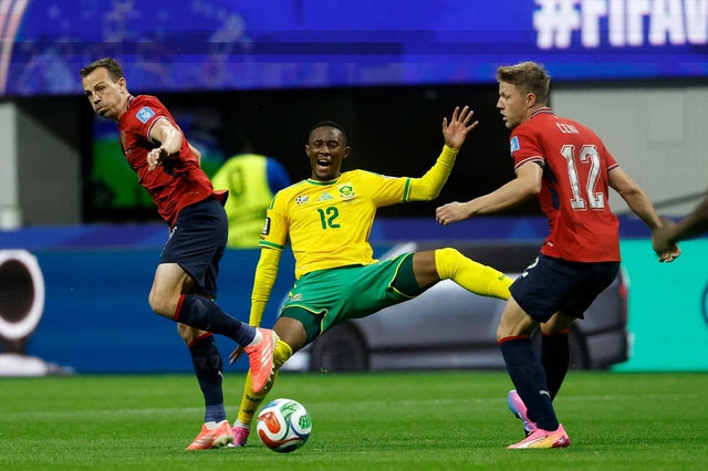Nam Phi (áo vàng) đã tạo ra kết quả đầy bất ngờ trước CH Czech - Ảnh: FIFA
