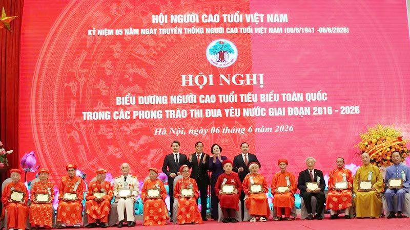 Phó Thủ tướng và các đại biểu chúc mừng người cao tuổi tiêu biểu.