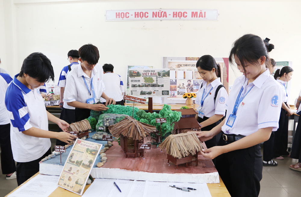 Học sinh Trường THPT Chuyên Nguyễn Thiện Thành tổ chức ngày hội STEM. Ảnh: Ngọc Xoàn