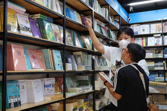 Nhiều bạn trẻ vẫn giữ thói quen đọc sách giấy mỗi ngày.
ẢNH: THANH AN