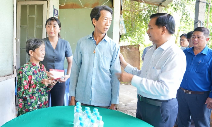 Bí thư Tỉnh ủy Trần Văn Lâu thăm, hỗ trợ gia đình ông Nguyễn Bửu Nhân