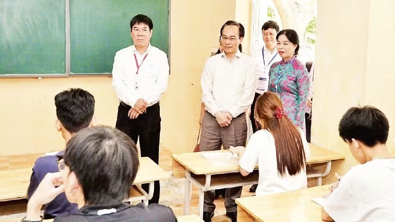 Lãnh đạo Bộ Giáo dục và Đào tạo kiểm tra công tác tổ chức thi và động viên cán bộ coi thi, thí sinh tại điểm thi Trường trung học phổ thông Nguyễn Du-Thanh Oai (Hà Nội).